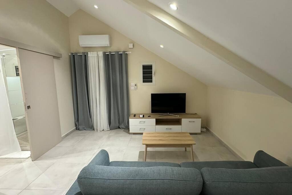 Grand Studio Charmant, Tout Equipe… Saint-Denis Luaran gambar